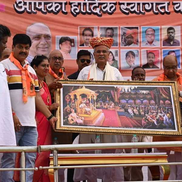 नौकरियां ही नहीं बचेंगी तो आरक्षण लेकर क्या करेंगे : मराठा सेवा संघ की मांग पर मुख्यमंत्री की दो टूक, कहा-सार्वजनिक उपक्रमों की लड़ाई लडऩी होगी